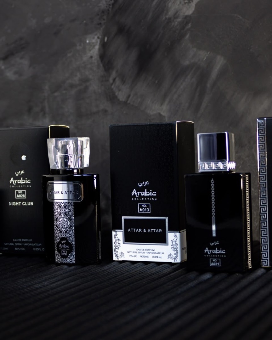 Frasco de perfume em tom escuro com iluminação dourada, da RC STORE