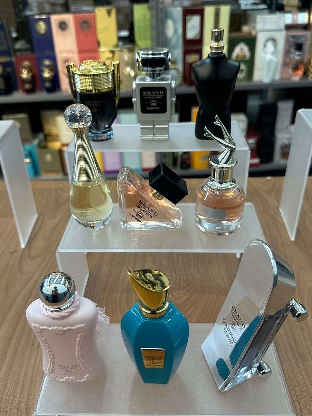 Vitrine com frascos de perfume da RC STORE